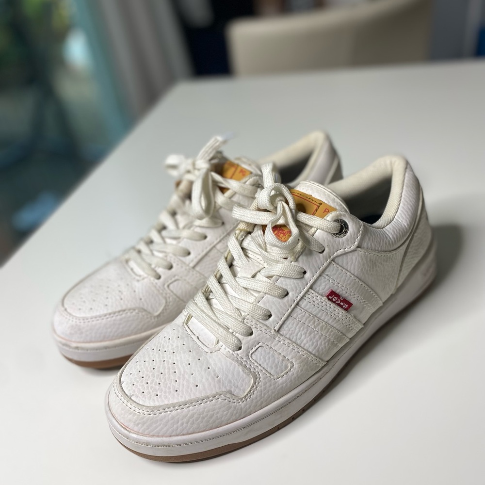 white levi’s shoes